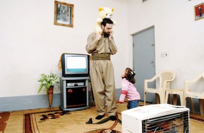 Erik Valenčič, decembra 2006 v Erbilu pri kurdskem prijatelju Bavarju, pri katerem sta bila s fotografom Matejem Leskovškom na večerji. Valenčič in Leskovšek sta takrat v Iraku poročala za Mladino. 