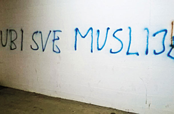 Sovražni grafiti na Jesenicah, ki so nastali nekaj dni po nedavnem terorističnem napadu v Franciji 