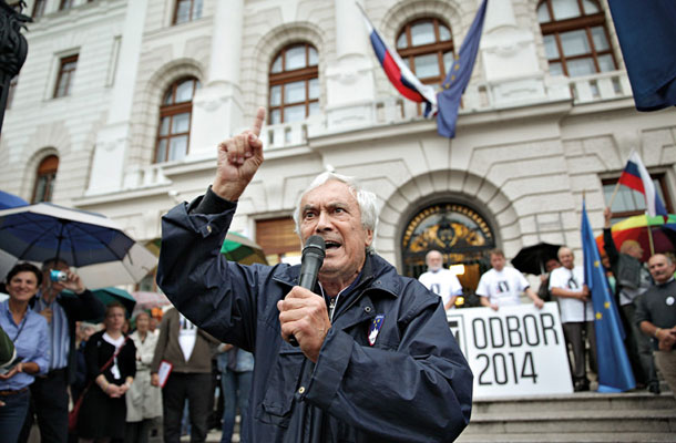 Pravica se išče na sodišču in ne pred njim. Predvsem pa se ne išče s političnimi sredstvi. 