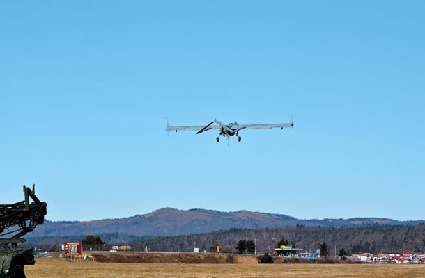 Mokre sanje Slovenske vojske: 750 tisoč evrov vredno brezpilotno letalo »rq-7 shadow 200« vzleta s postojnskega letališča  / Foto: Vse fotografije ameriškega drona je posnela vojakinja Martina Podkrižnik, 1. brigada SV, na predstavitvi brezpilotnih letal ameriške vojske v okviru usposabljanja Okretni velikan 