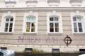 Eden izmed sovražnih grafitov na pročelju stavbe mariborske občine