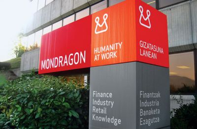 Znameniti baskovski Mondragon, ki ima tovarne v osemnajstih državah sveta, je horizontalno povezana skupina več kot 110 zadružnih podjetij, ki se ukvarjajo z različnimi industrijskimi, storitvenimi, finančnimi, distribucijskimi, izobraževalnimi in raziskovalnimi dejavnostmi. S 33 milijardami evrov premoženja je sedma največja korporacija v Španiji. 