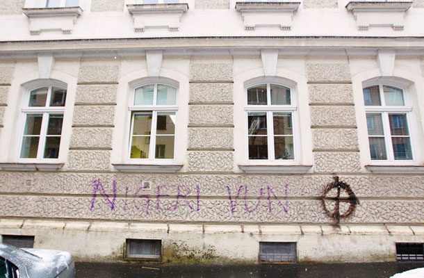 Eden izmed sovražnih grafitov na pročelju stavbe mariborske občine
