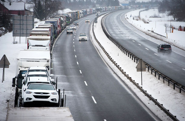  Izločanje tovornjakov na primorski avtocesti 6. februarja 