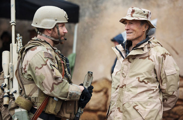 Ameriški ostrostrelec: Režiser Eastwood z glavnim igralcem Cooperjem na snemanju filma