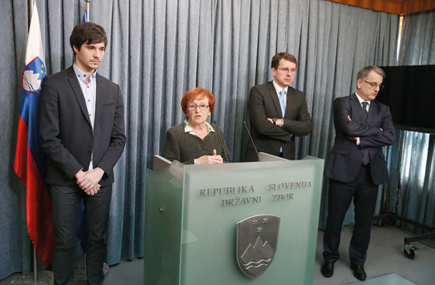 Za zdaj imajo pobudniki spremembe ustave 26 glasov. Za sprejem ustavnega zakona jih potrebujejo vsaj 60. Z drugimi besedami: potrebujejo pomoč velike poslanske skupine SMC. (na fotografiji: Luka Mesec (ZL), Marjana Kotnik Poropat (DeSUS), Jani Möderndorfer (ZAB) in Matjaž Han (SD).