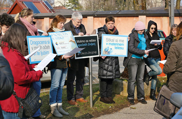 Zaskrbljeni in bogaboječi pred ljubljansko porodnišnico 