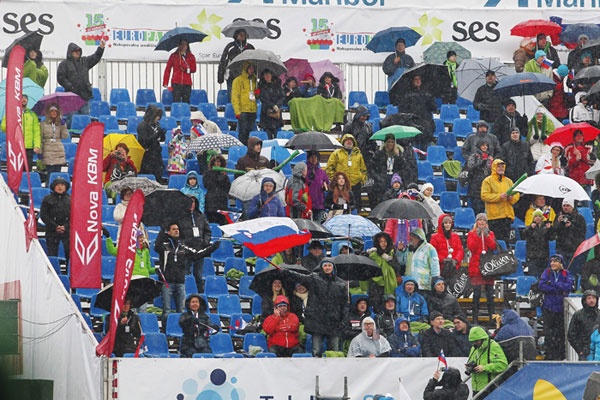 Maribor, Zlata lisica 2015: Vsi skupaj ob progi veselo jodlamo: »Nič nas ni strah, če so smučarji z nami.«