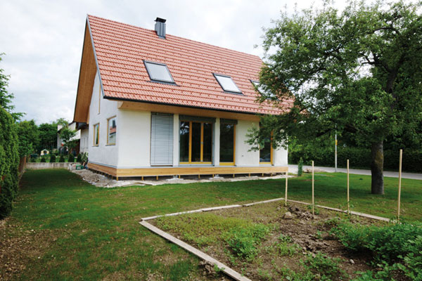 Hiša iz bal slame v Radomljah, 2013