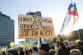 Protest proti enakopravnosti pred parlamentom na dan sprejetja novele zakona