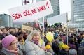 Protest proti enakopravnosti pred parlamentom na dan sprejetja novele zakona