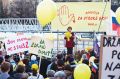 Protest proti enakopravnosti pred parlamentom na dan sprejetja novele zakona