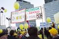Protest proti enakopravnosti pred parlamentom na dan sprejetja novele zakona