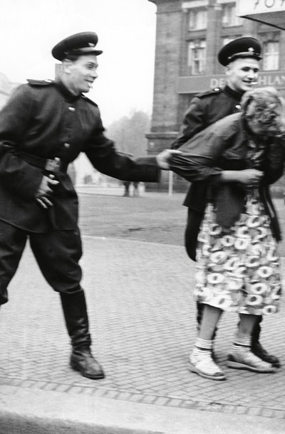 Sovjetska vojaka nadlegujeta Nemko v Leipzigu l. 1946