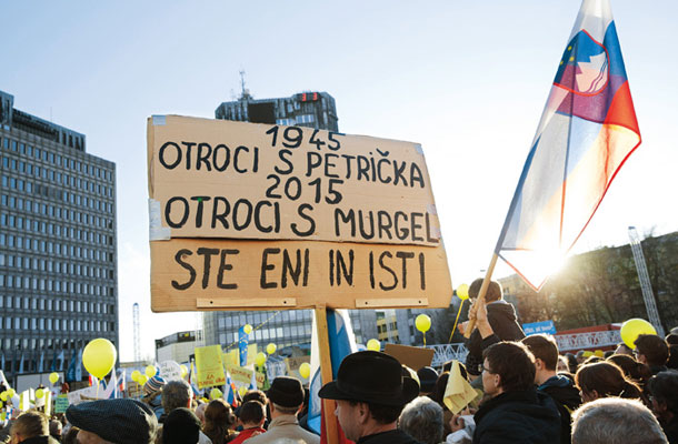 Protest proti enakopravnosti pred parlamentom na dan sprejetja novele zakona