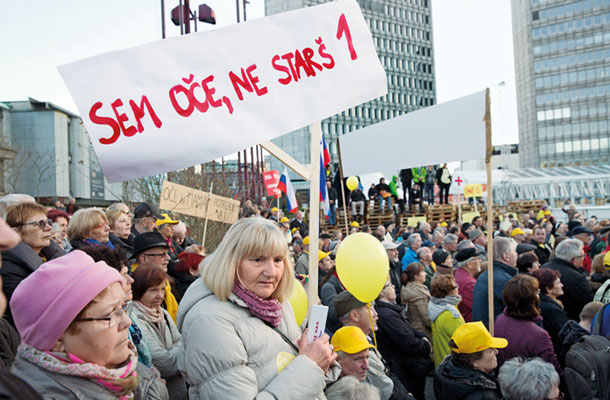 Protest proti enakopravnosti pred parlamentom na dan sprejetja novele zakona