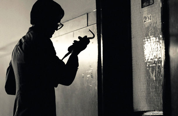 1971: Keith Forsyth (igra ga Daniel S. Taylor), eden od osmih vlomilcev, ki so želeli končati vietnamsko vojno, se pripravlja na vlom v FBI-jevo lokalno podružnico 
