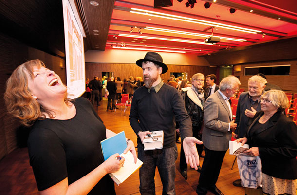 Oboževalec Ciril Horjak v vrsti za avtograme Janice Galloway, Klub CD, Festival Fabula, Ljubljana