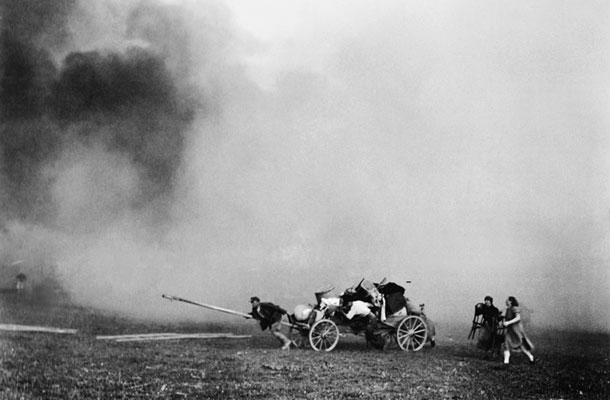 Maj 1946: Poljaki bežijo iz vasi Wąwolnica, ki so jo požgali ukrajinski partizani
