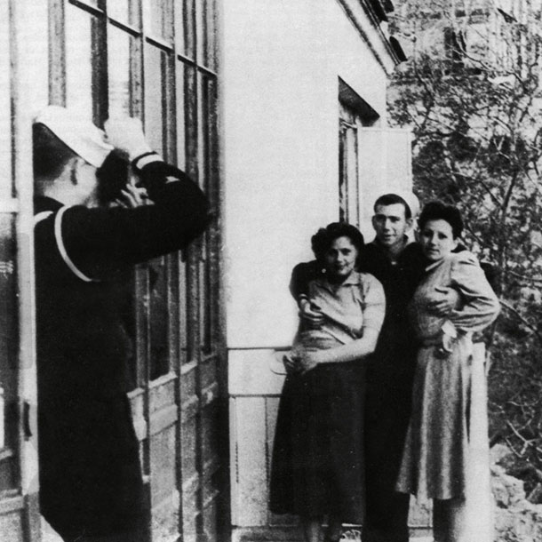 Povojna stiska žensk: ameriška mornarja v Neaplju izkoriščata nemoč obubožanih domačink