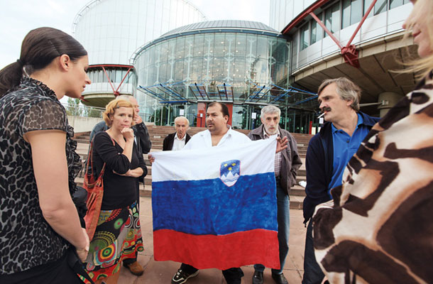 Ali Berisha s slovensko zastavo pred Evropskim sodiščem za človekove pravice v Strassburgu 