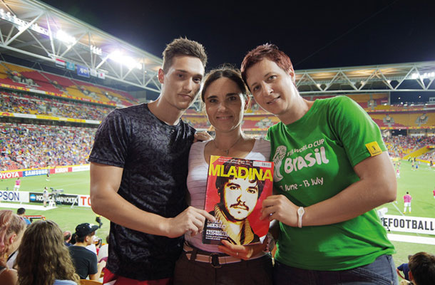 Tine, Lucija in Katja, Japonska : Irak, azijsko prvenstvo v nogometu, Brisbane, Avstralija / Foto Katja Hanžič
