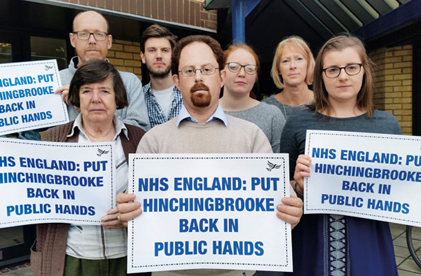 Protest zaradi privatizacije britanske bolnišnice 