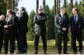 Foto tedna: Ministrica za notranje zadeve Vesna Györkös Žnidar teden dni za tem, ko so policisti opravili hišno preiskavo pri predsedniku vlade. Sajenje lip, akcija za osveščanje o pomenu čebel, na kateri so sodelovali ministri slovenske vlade, Brdo pri Kranju