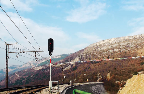 Drugi tir med Divačo in Koprom bi morali zgraditi ob sedanjem tiru v dolžini 31,5 km. Ta proga je sicer za 4,5 km daljša od predlaganega drugega tira. To bi investicijo pocenilo in pospešilo. (na fotografiji pogled s postaje Hrastovlje) 