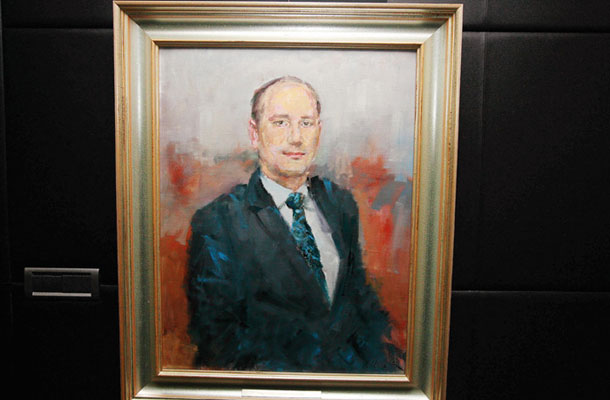 Za celo NKBM naj bi sklad Apollo plačal 200 milijonov evrov, v to ceno pa so vključene tudi naslikani portreti bivših predsednikov uprave (na fotografiji Matjaž Kovačič) 