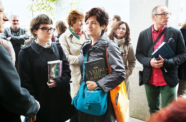 Totalna razprodaja – neuspešni protest književnikov, literatov ter založnikov proti prodaji Mladinske knjige, oktober 2013 