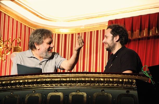 Slavoj Žižek in Srećko Horvat v Hrvaškem narodnem gledališču (HNK) v Zagrebu 15. januarja 2015, kjer bo tudi prva uprizoritev Žižkove Antigone