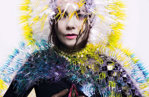 Björk ob izidu novega albuma, njeno naglavno okrasje je delo japonske oblikovalke Maiko Takeda.