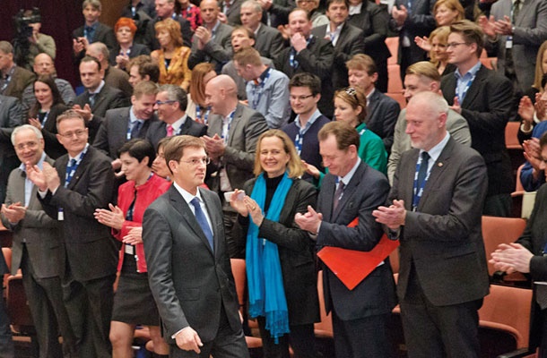 Na marčnem kongresu stranke SMC v Sežani (na fotografiji) je Miro Cerar dejal: »Mnogi se nas bojijo, mnogi nas ne razumejo, mnogi nas zavračajo, ampak mi gremo naprej.«  Ne gredo ravno naprej. Razgradnje strankokracije se je Miro Cerar lotil na isti način kot oblastniki pred njim. Tako, da jo gradi na novo.