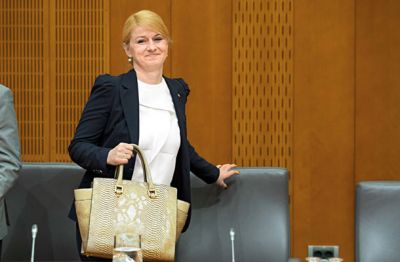 Zakaj je Miro Cerar za ministrico izbral popolnoma neizkušeno Klavdijo  Markež? V čem je bila boljša od drugih? To, da je bila članica SMC-ja.