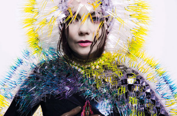 Björk ob izidu novega albuma, njeno naglavno okrasje je delo japonske oblikovalke Maiko Takeda. 