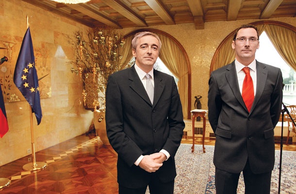 Nekdanji minister Aleš Zalar v družbi svojega državnega sekretarja Boštjana Škrleca, ki ga je na predlog generalnega državnega tožilca Zvonka Fišerja imenoval za direktorja vrhovnega tožilstva