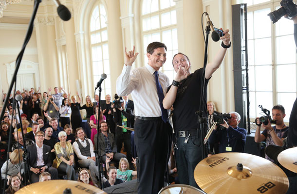 Hudič je v meni: Borut Pahor (trije prsti) in Marko Soršak Soki (dva prsta)