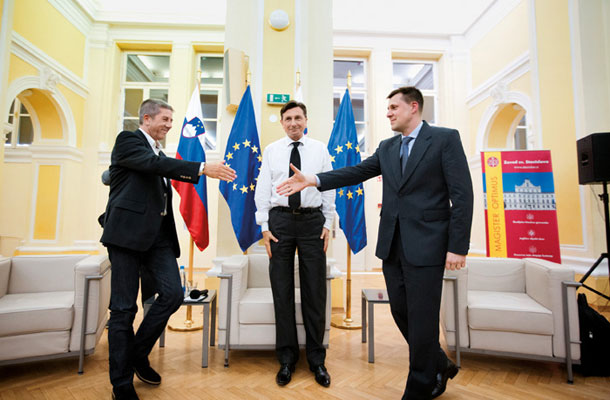 Foto tedna: Okrogla miza na temo sprave v organizaciji Škofijske gimnazije Šentvid, 70 let po koncu druge svetovne vojne. Moderator okrogle mize, predsednik republike Borut Pahor ter gosta, generalni sekretar Zveze borcev Mitja Klavora in predsednik Nove slovenske zaveze Peter Sušnik.