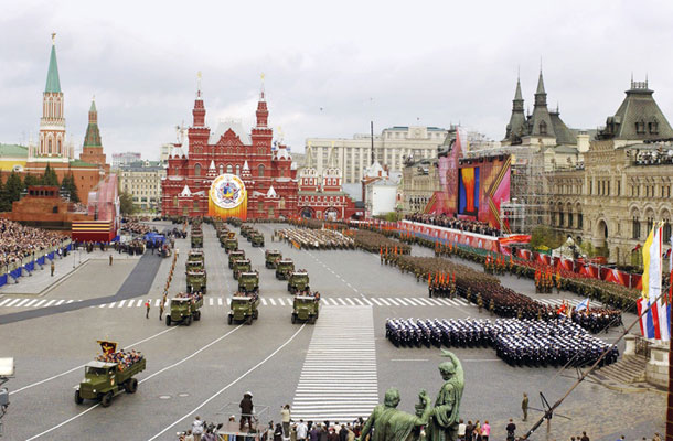 Velika zmagoslavna parada ruske vojske ob 60. obletnici konca druge svetovne vojne. Pred 10 leti so se parade udeležili skoraj vsi pomembni svetovni voditelji. 
