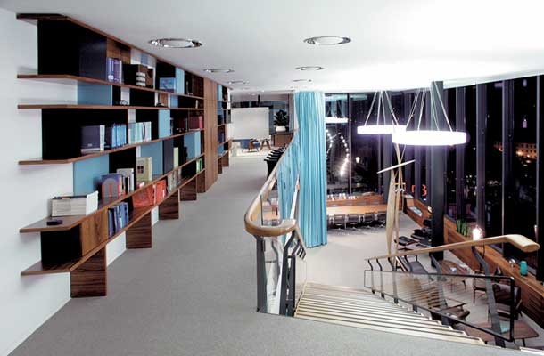 Dve nadstropji, kjer so pisarne partnerjev družbe in reprezentančni prostor, namenjen sestankom in druženju, povezuje prenovljeno originalno stopnišče