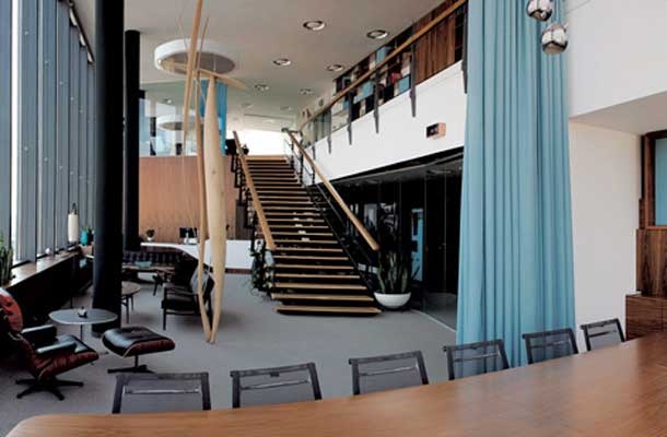 Načrtno so izbrali klasične oblikovalske kose pohištva, ki izžarevajo večno eleganco. Prednost takšnih kosov je, da skozi čas ohranjajo vrednost, podobno, kot to velja za legendarne ameriške motorje znamke Harley-Davidson.