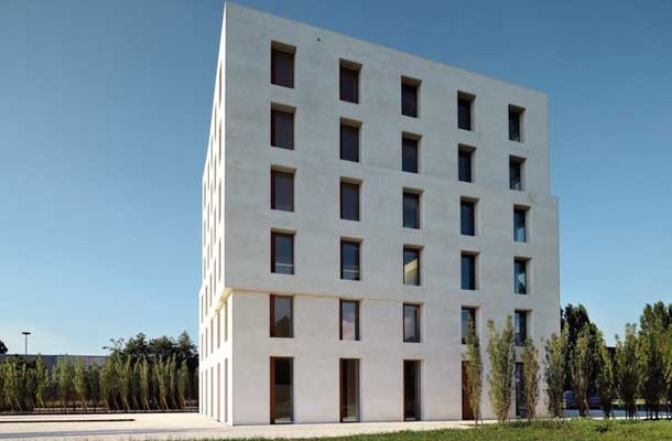 Poslovna stavba 2226 v kraju Lustenau v Avstriji je primer, kako lahko z visokotehnološkim načrtovanjem pridemo do nizkotehnoloških rešitev. Stavba ne potrebuje ne gretja, ne hlajenja, ne prezračevanja in to kljub temu, da avstrijske zime niso prav mile.