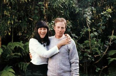 Robert Durst s prijateljico Susan Berman, ki so jo leta 2000 našli umorjeno na njenem domu v Kaliforniji. Špekulirali so, da jo je likvidirala mafija, a ravno takrat se je pričela ponovna preiskava skrivnostnega, nikoli pojasnjenega izginotja Kathie Durst. Bermanova naj bi poznala ozadje.