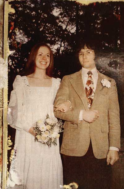 Robert Durst z ženo Kathie, ki je 31. januarja 1982 izginila brez sledi. Durst je policiji povedal, da jo je pospremil na vlak za New York, a njegova pričevanja so se spreminjala. Kljub temu je ves čas trdil, da z ženinim izginotjem, čeprav sta se resda stalno ravsala in jo je resda pogosto pretepel, nima absolutno nič. 