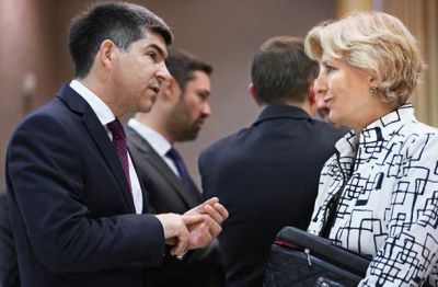 Predstavnik prodajalcev in predstavnica zainteresiranih kupcev: Matej Runjak, vodja SDH, ki prodaja državno premoženje, in nemška veleposlanica Anna Prinz na poslovnem zajtrku ameriške gospodarske zbornice 21. aprila 2015 v Hotelu Lev v Ljubljani 