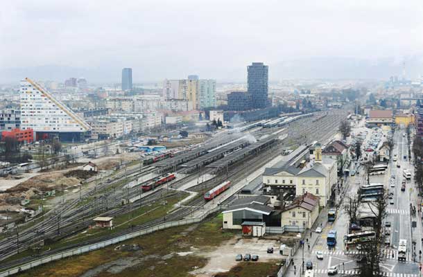 Ljubljanska železniška postaja in prostor pred njo iz ptičje perspektive. Za marsikoga je prvi vtis o prestolnici neugledna ploščad s primestnimi avtobusi.