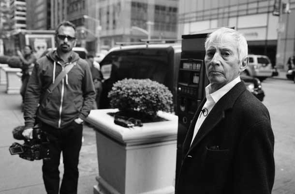 Režiser Andrew Jarecki (levo) in protagonist njegove dokumentarne serije, član ene najbogatejših ameriških družin, Robert Durst (desno). 14. marca 2015, dvanajst ur pred predvajanjem šeste, sklepne epizode na televizijski postaji HBO, so Dursta aretirali, med drugim tudi zaradi suma o vpletenosti v umor Susan Berman.
