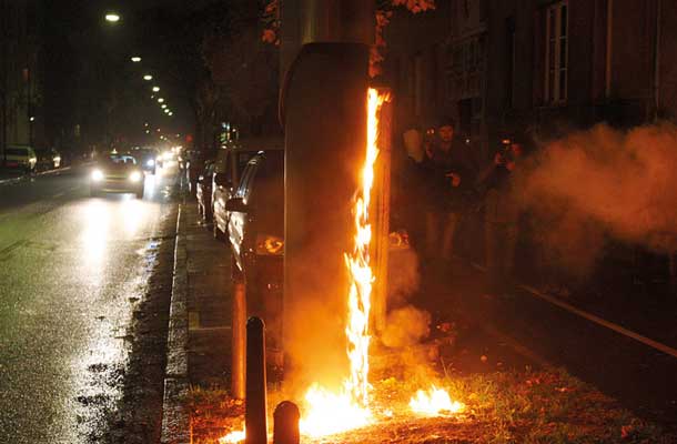 Takšne prakse nujno spremlja povečana stopnja represije, kljub kateri pa lahko, ko ožemanje postane nevzdržno, pride do izbruhov državljanske nepokorščine in celo nemirov. (na fotografiji zažgani radar v Mariboru leta 2012) 