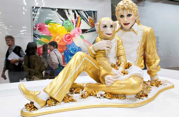 Na razstavi Jeffa Koonsa v Parizu je razstavljena tudi porcelanasta skulptura Michaela Jacksona in njegovega ljubljenčka Bubblesa (1988) 